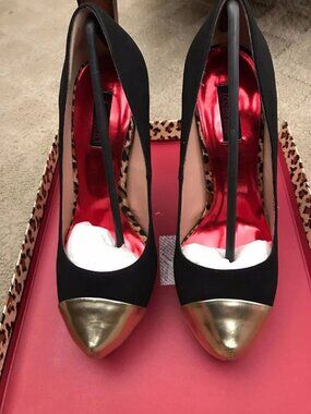 Fredericks of Hollywood 12406 Black Gold Stiletto Pumps